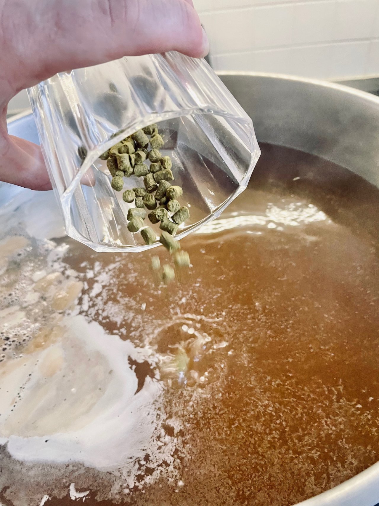 Bier selber Brauen Brauanleitung Hopfenkochen zugabe von Hopfen in die Würze.